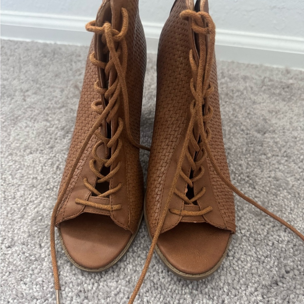 Woven Lace-Up Ankle Boots with Chunky Heel – Tan/Brown
